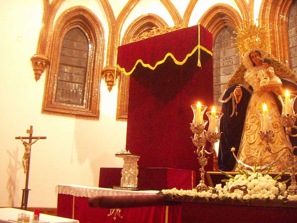 Altar de Madre de Dios del Dulce Nombre